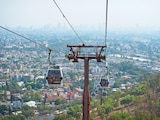 El nuevo teleférico tendrá 278 cabinas con capacidad para 10 personas y beneficiará a más de 700 mil habitantes del poniente del Valle de México.