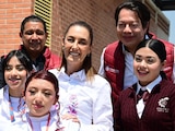 En la imagen Claudia Sheinbaum y Mario Delgado, en compañía de estudiantes.
