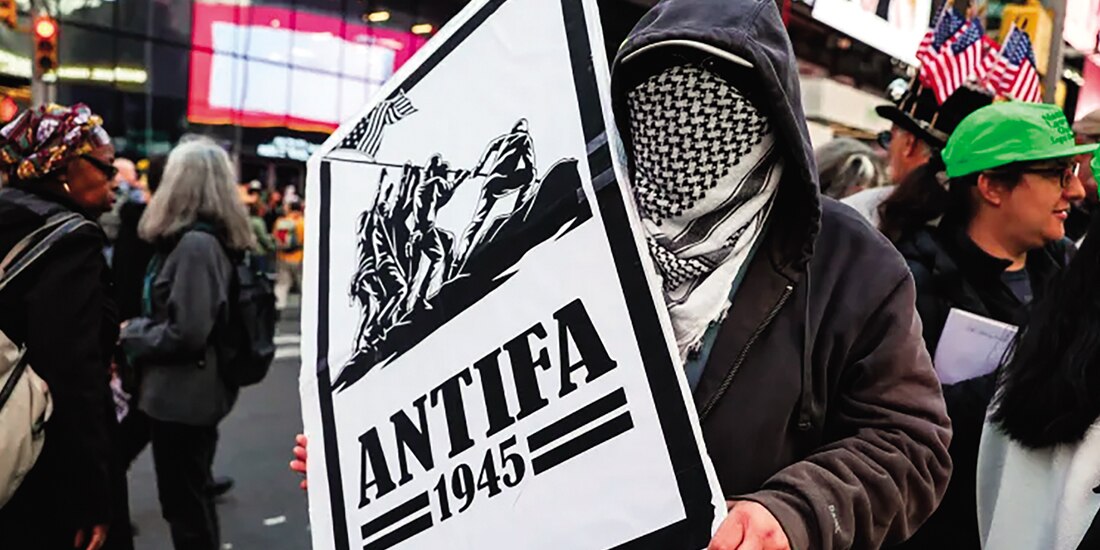 Un manifestante sostiene una pancarta antifascista de “No Kings” en NY, el 18 de octubre.