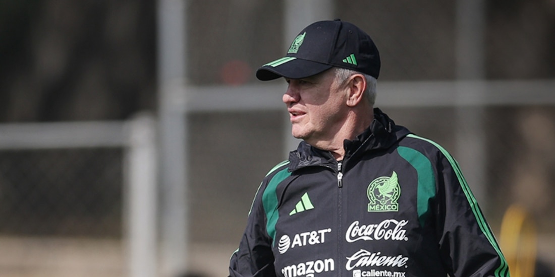 Javier Aguirre dirige un entrenamiento de la Selección Mexicana
