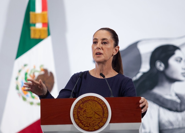 Claudia Sheinbaum durante la conferencia Mañanera del Pueblo.