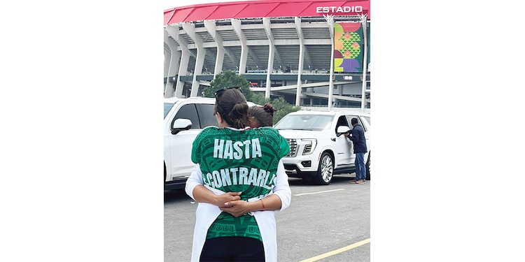 MADRES BUSCADORAS afuera del Estadio CDMX, durante la inauguración del Mundial, el jueves
