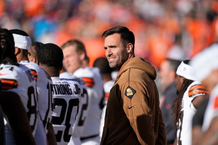 El quarterback de los Cleveland Browns Joe Flacco parado con su equipo durante el himno nacional en el encuentro ante los Denver Broncos en la NFL