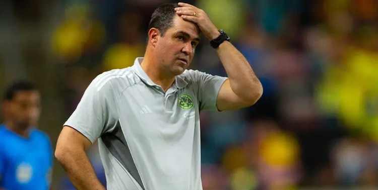 André Jardine lamentándose en un partido del América.