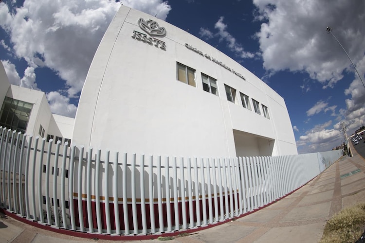 Autoridades del ISSSTE inspeccionaron la rehabilitación del área de terapia intensiva en el Hospital General de Zacatecas.