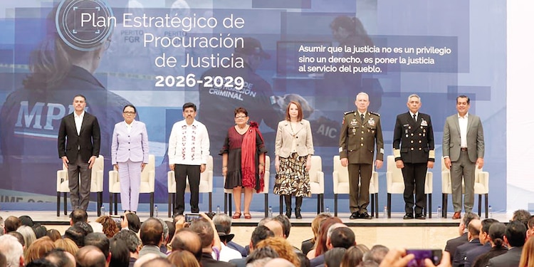 De izq. a der.: los titulares de la SSPC, Segob, SCJN, FGR, Senado, Defensa y Marina, así como el vicepresidente de la Cámara de Diputados, ayer.