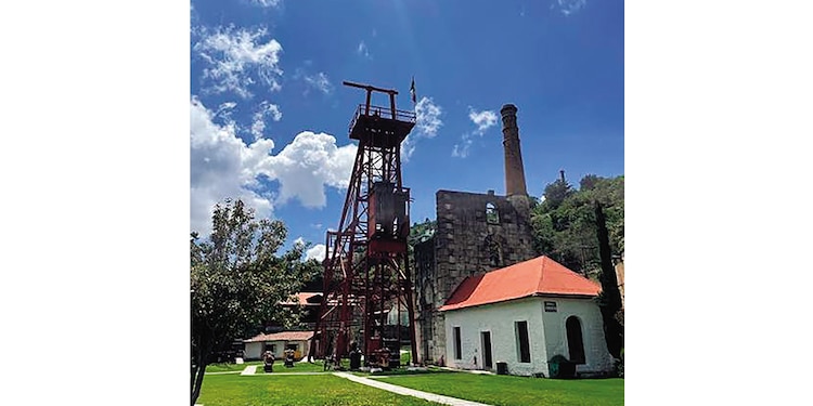 Real del Monte, Hidalgo │ Descender a la Mina de Acosta, un recorrido por los antiguos túneles que cuenta la historia minera que dio identidad al pueblo.
Probar los tradicionales pastes en alguna de las panaderías históricas y recorrer el centro entre callejones, miradores y casas de influencia inglesa.