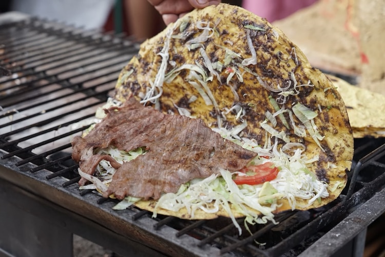 Una tlayuda, durante la Feria de la Tlayuda.
