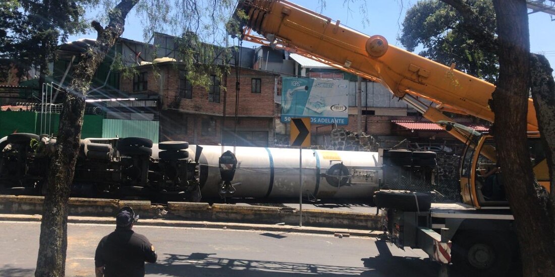 Volcadura de pipa de gas en Viaducto Tlalpan