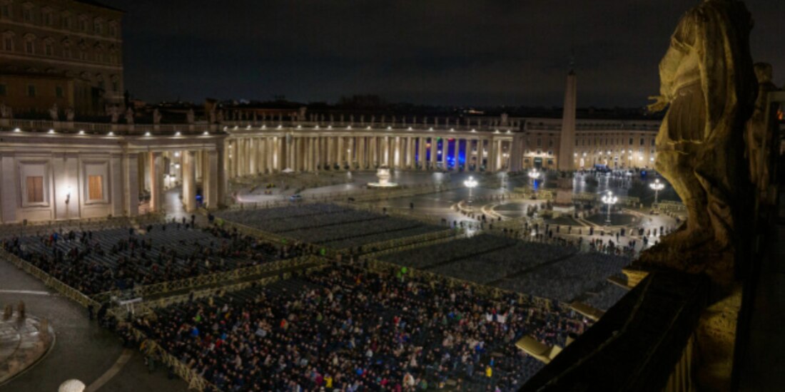 Por segunda noche consecutiva, feligreses se reúnen en la Plaza de San Pedro para orar por la salud de Francisco I.