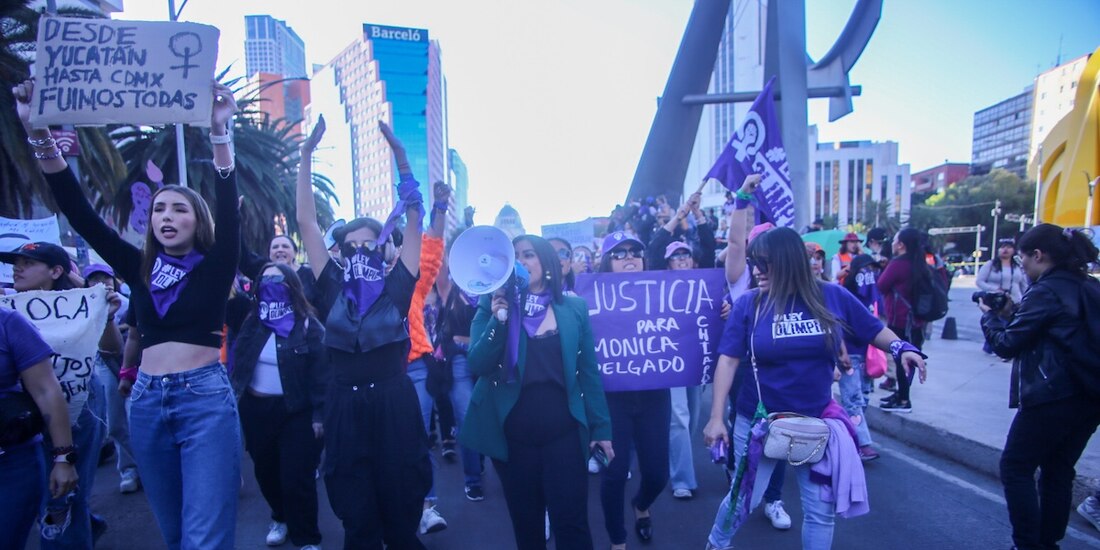 Olimpia Coral y víctimas de Diego “N” marchan ayer rumbo al Zócalo para exigir justicia en este caso y en los de feminicidios.