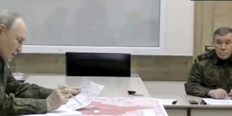 El presidente ruso, Vladimir Putin, visitó la zona por primera vez desde que el ejército de Ucrania lo tomó y lo hizo vestido con uniforme militar, algo poco usual en el líder del Kremlin.