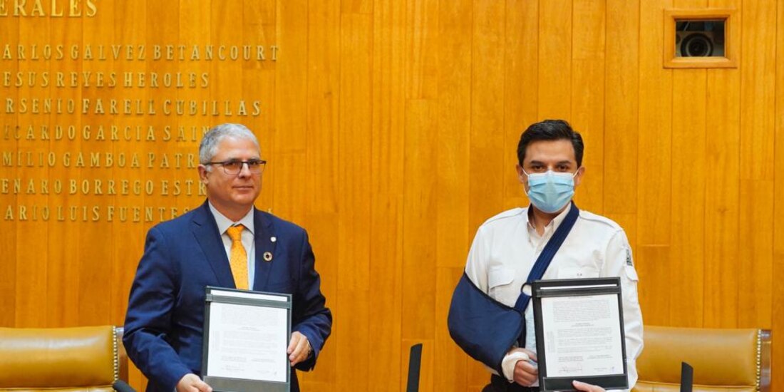 (Izq. a der.) El representante de la OPS en México, Cristian Morales, y el director general del IMSS, Zoé Robledo,.
