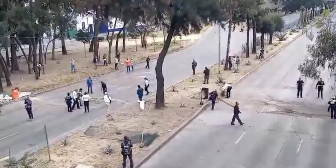 Estudiantes retiran bloqueo en Circuito Interior Rio Churubusco.