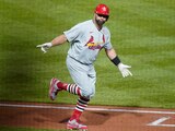 El dominicano de los Cardenales de San Luis Albert Pujols celebra su jonrón 703 en el quinto episodio ante los Piratas de Pittsburgh el lunes 3 de octubre del 2022.