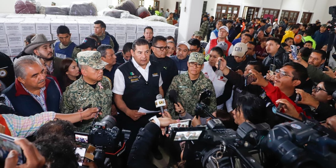 Gobernador Alejandro Armenta atiende afectaciones por lluvias en Puebla.