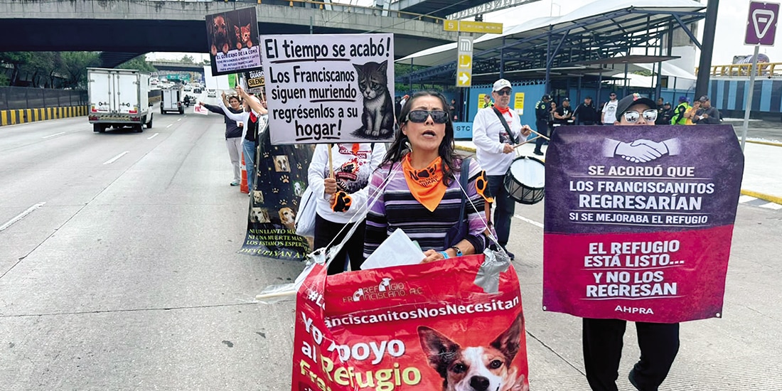 Simpatizantes del Refugio Franciscano, A.C., ayer, durante el cierre parcial de Circuito Interior.
