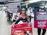 Simpatizantes del Refugio Franciscano, A.C., ayer, durante el cierre parcial de Circuito Interior.