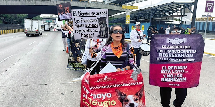 Simpatizantes del Refugio Franciscano durante un cierre en Circuito Interior.