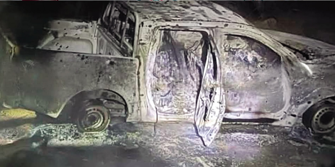 Una camioneta calcinada quedó junto a los cuerpos, el martes por la noche.