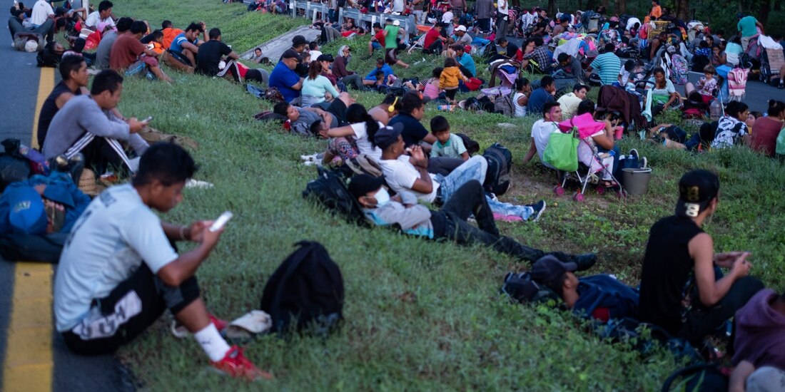 Indocumentados tomaron un descanso en Pijijiapan, Chiapas, luego de 20 kilómetros recorridos, ayer.