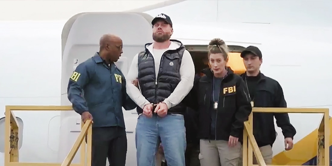 Ryan Wedding, al llegar ayer al aeropuerto de California, escoltado por agentes del FBI.