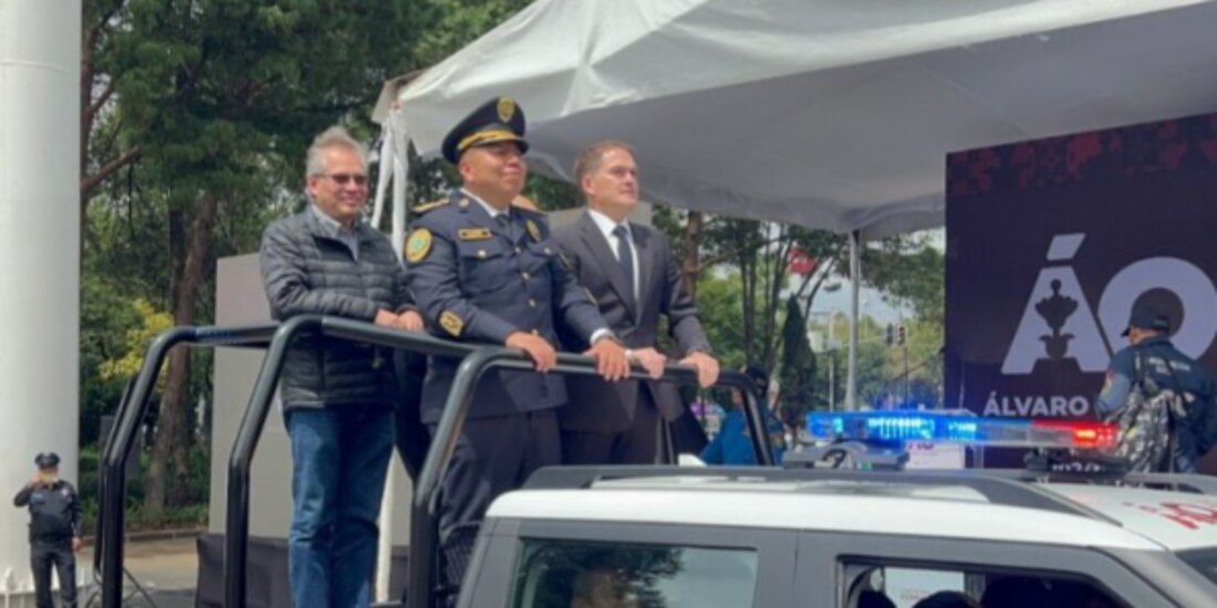 Javier López luego de entregar las nuevas patrullas, ayer.