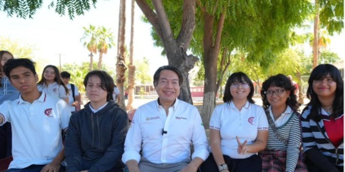 Al centro de la imagen, Mario Delgado, secretario de Educación Pública federal.