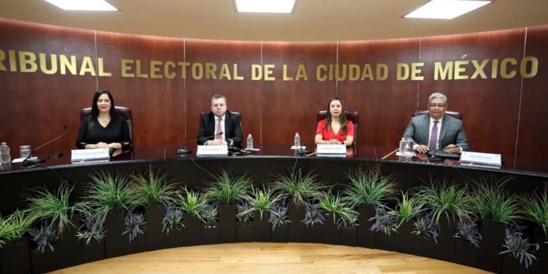 Magistrados del Tribunal Electoral local, ayer, en sesión pública.