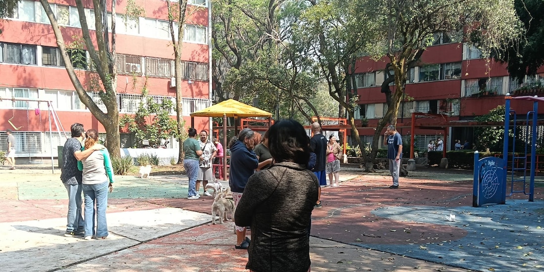 Capitalinos salen de sus domicilios ante encendido de alerta sísmica.