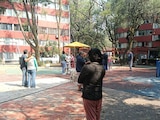 Capitalinos salen de sus domicilios ante encendido de alerta sísmica.