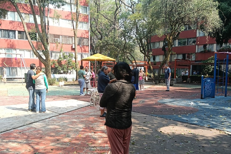 Capitalinos salen de sus domicilios ante encendido de alerta sísmica.