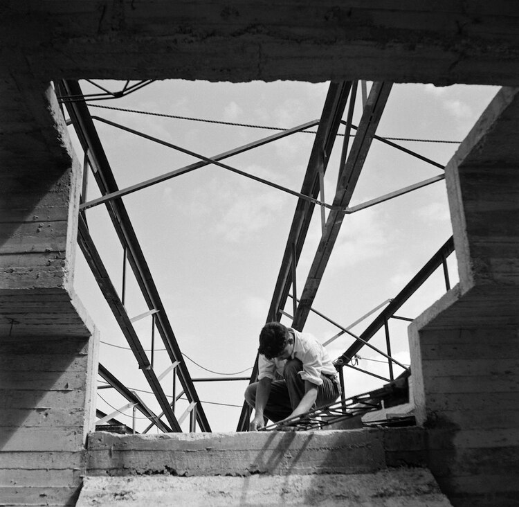 Fotografió grandes edificaciones en la ciudad.