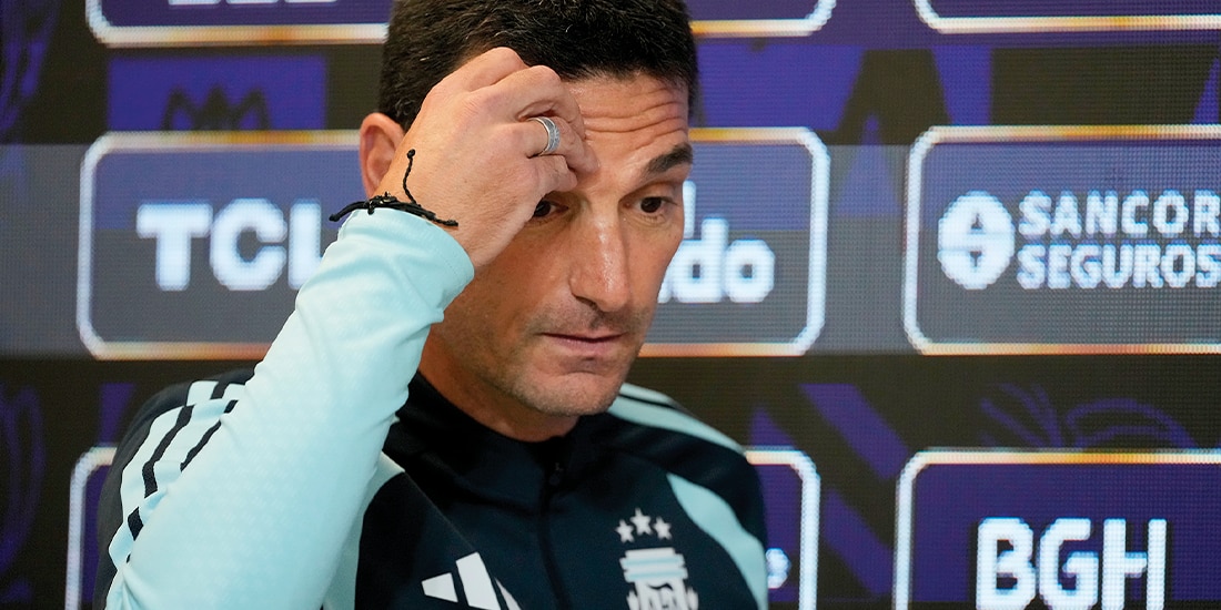 EL TIMONEL en la conferencia de prensa de ayer, con Argentina.