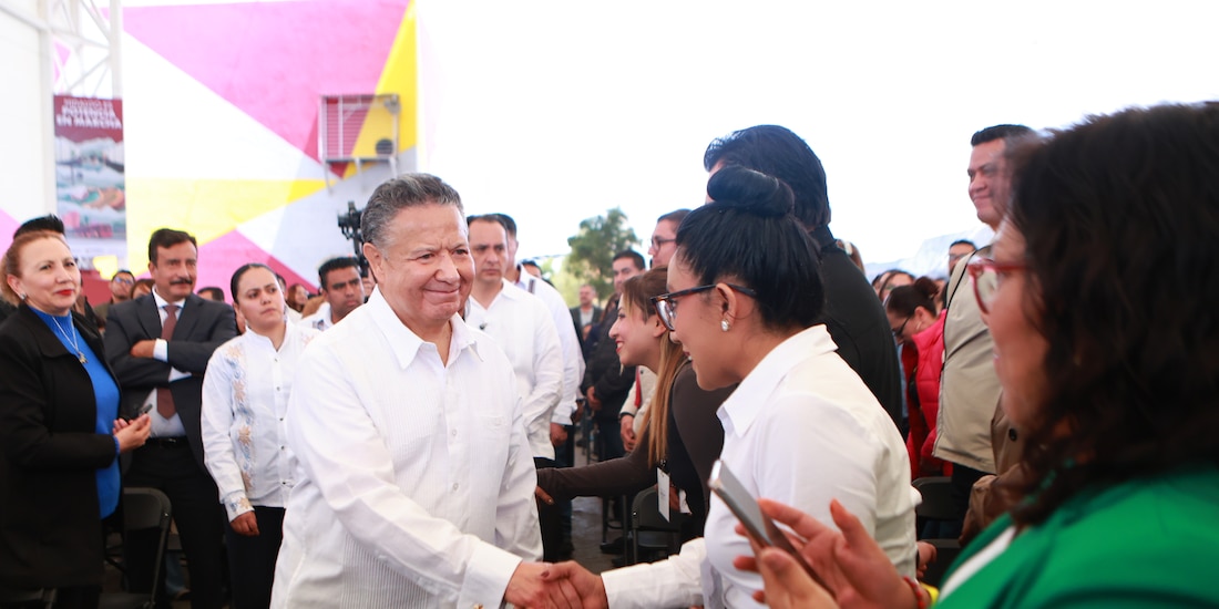 El Gobernador constitucional llegando para emitir su mensaje.