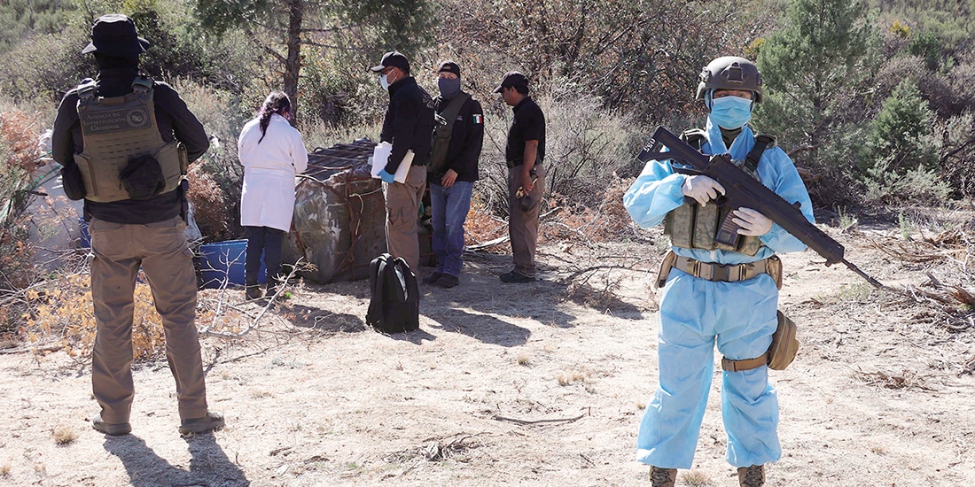 Elementos operativos del Gabinete de Seguridad, ayer, al resguardar el laboratorio clandestino en Ensenada, BC.