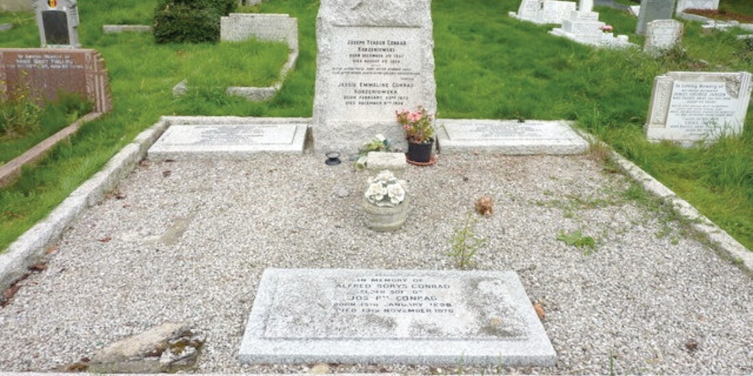 Lápidas de Joseph Conrad y su familia en el Cementerio de Canterbury.