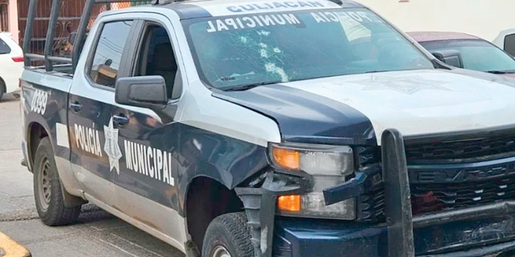 CON MÚLTIPLES IMPACTOS de bala quedó una patrulla municipal.