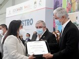 El gobernador Alfredo Del Mazo (der.) entregó ayer reconocimientos a docentes en Metepec.