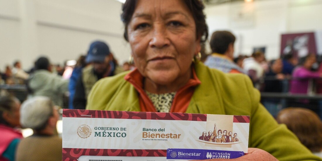 En el Estado de México inició la entrega de Tarjetas de la Pensión Mujeres Bienestar que beneficiará a 108 mil mujeres de 63 y 64 años de edad, recibirán de manera bimestral 3 mil pesos.