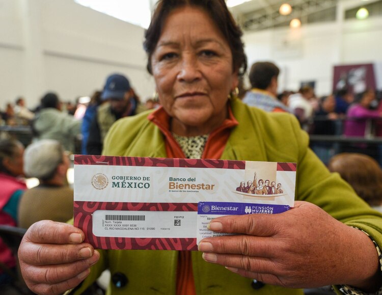 En el Estado de México inició la entrega de Tarjetas de la Pensión Mujeres Bienestar que beneficiará a 108 mil mujeres de 63 y 64 años de edad, recibirán de manera bimestral 3 mil pesos.