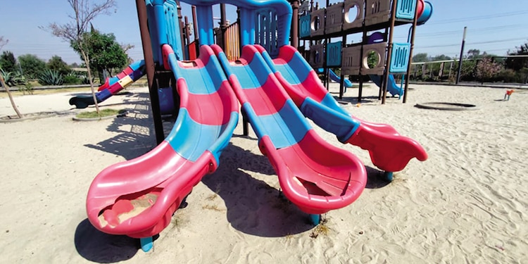 Las resbaladillas para niños ya están rotas y son un riesgo.