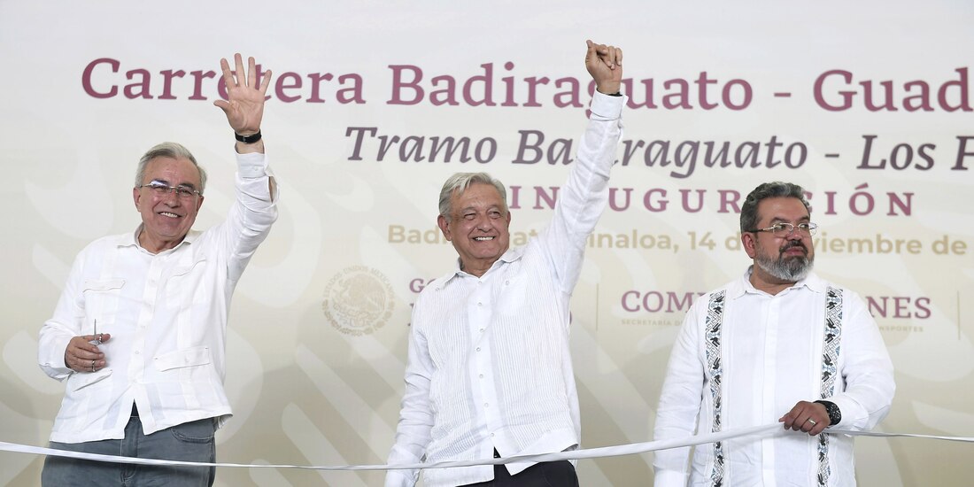 De izq. a der.: Rubén Rocha Moya, López Obrador y Jorge Nuño Lara en Sonora, ayer.