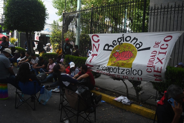 Integrantes de la CNTE frente al edificio de la Segob.