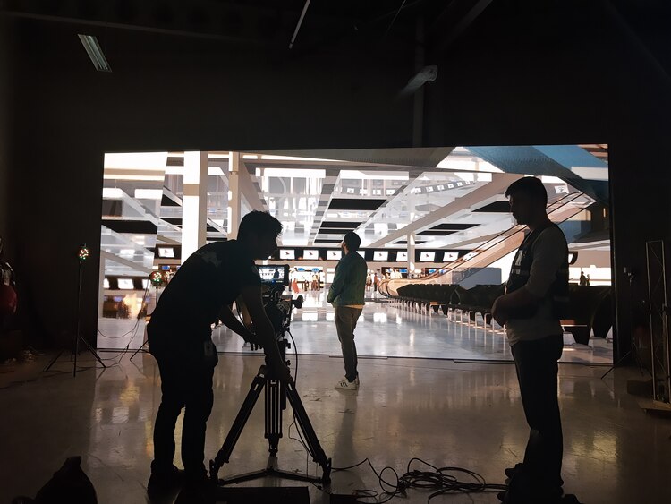 El equipo de iDigital, durante la grabación de dos escenas, una en un aeropuerto y otra en Siria.