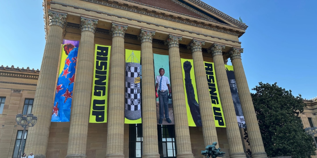 Las pancartas de la exposición "Rising Up: Rocky" cuelgan frente al Museo de Arte de Filadelfia