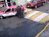 Cámaras de seguridad captaron el secuestro de un hombre en la alcaldía Magdalena, Contreras, quien fue subido a la fuerza por dos sujetos a un taxi.