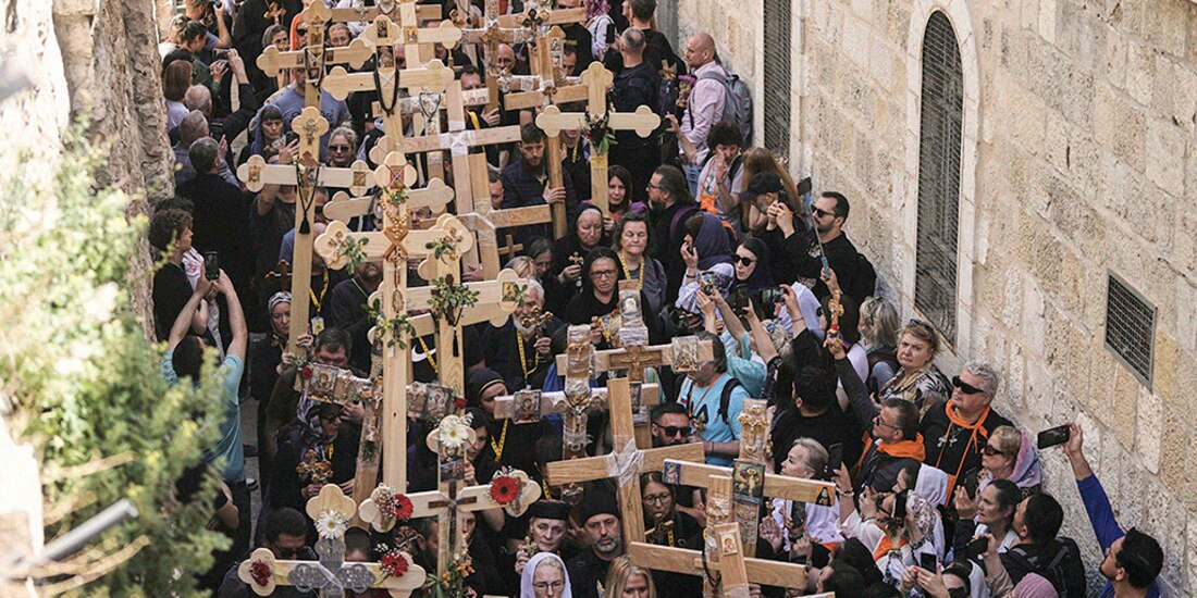 Peregrinos cristianos llevan cruces durante la procesión del Viernes Santo en la Ciudad Vieja de Jerusalén, ayer.