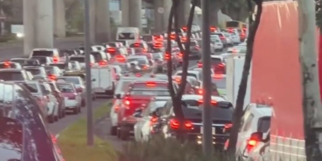 Manifestantes bloquean Periférico Sur en ambos sentidos.