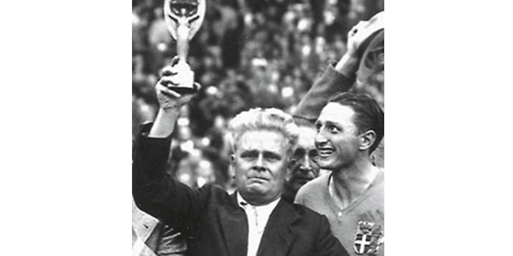 Italia1934: El dictador Benito Mussolini iba a los vestidores antes de algunos juegos de la Squadra Azzura. El arbitraje favoreció a los locales, que se coronaron.